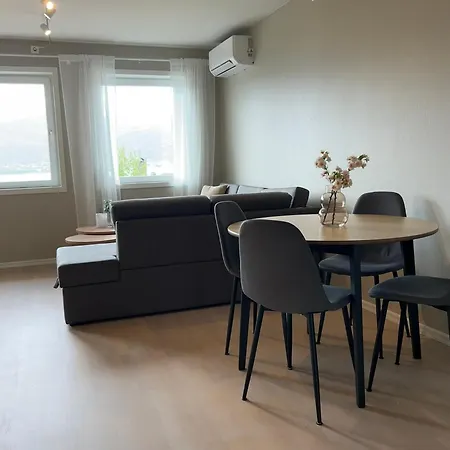 Apartman For Pendlere Eller Ferierende Med Onske Om Ro - Utsikt Mot Hav Og Fjell